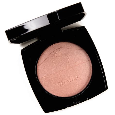 Chanel Eclat du Desert Illuminating Powder Review.